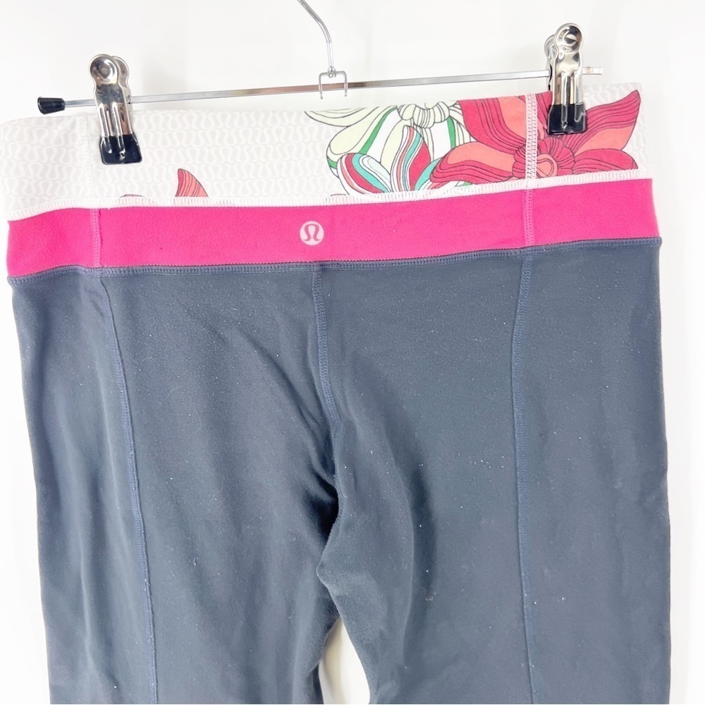 ✅ Lululemon Crop Gray Floral Band Gray White Reversible Capri Leggings Size 6 - Picture 4 of 5